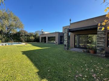 Casa · 230m² · 5 Ambientes · 2 Cocheras · Casa en Una Planta en B°cdo Bsas Village, Bella Vista