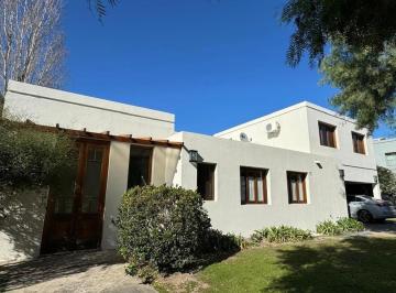 Casa · 250m² · 5 Ambientes · Venta Casa en B°cdo Bsas Village, Bella Vista