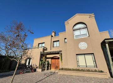 Casa · 400m² · 5 Ambientes · 4 Cocheras · Venta Excelente Casa en B°cdo Bs As Village