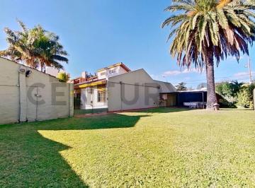 Casa · 194m² · 6 Ambientes · 3 Cocheras · Venta Casa de 6 Ambientes Sobre Lote Doble, en Castelar