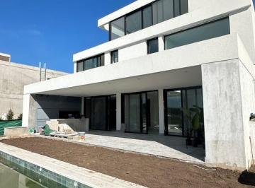 Casa · 370m² · 6 Ambientes · 1 Cochera · Casa en Venta en El Yacht, Nordelta, Tigre