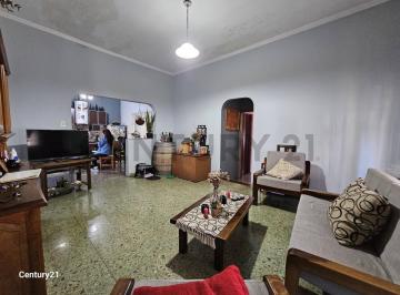Casa · 170m² · 4 Ambientes · 1 Cochera · Destacada Casa de 4 Ambientes con Cochera Doble y Terraza en Villa Adelina