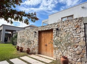 Casa · 350m² · 7 Ambientes · 2 Cocheras · Casa en Bella Vista
