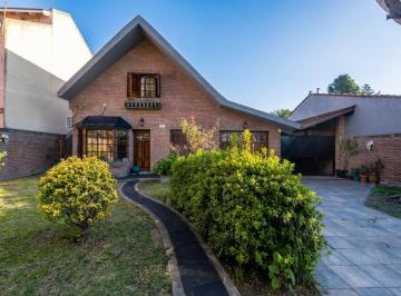 Casa · 219m² · 5 Ambientes · 3 Cocheras · Casa en Venta en Boulogne. Jardin, Pileta Parrilla