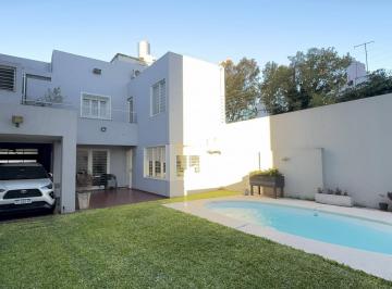 Casa · 289m² · 4 Ambientes · 3 Cocheras · Casa de Dos Plantas con Pileta en Morón