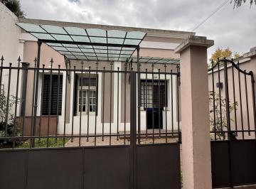 Casa · 218m² · 5 Ambientes · 1 Cochera · Casa en Venta Adrogue con Pileta y Gran Jardin