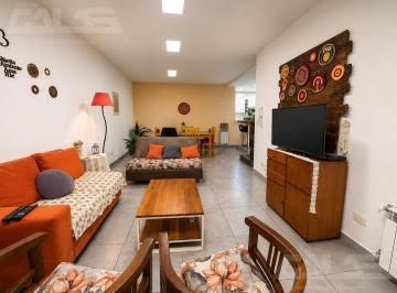 PH · 157m² · 3 Ambientes · 1 Cochera · PH en Moron