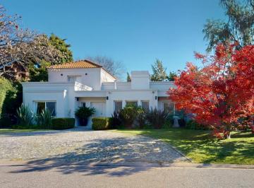 Casa · 246m² · 5 Ambientes · 3 Cocheras · Venta Casa en San Fernando · Barrio Privado con Pileta, Jardín y Parrilla · Luminoso y Moderno