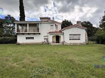 Casa · 200m² · 8 Ambientes · 1 Cochera · Casa a Reciclar con 1323 m² Frente a Plaza del Zorrilla en Cerro de Las Rosas