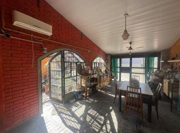 Casa · 197m² · 7 Ambientes · 1 Cochera · Propiedad Multifuncional con Potencial Comercial