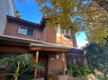 Casa · 140m² · 5 Ambientes · 1 Cochera · Chalet en 2 Plantas! 4 Amb C/ Jardin y Cochera.