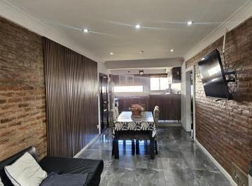 Casa · 72m² · 4 Ambientes · 2 Cocheras · Casa en Venta de 2 Dorm. en Rosario.