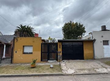 Casa de 3 ambientes, Quilmes · Casa 3 Ambientes con Cochera Cubierta y Patio en Venta