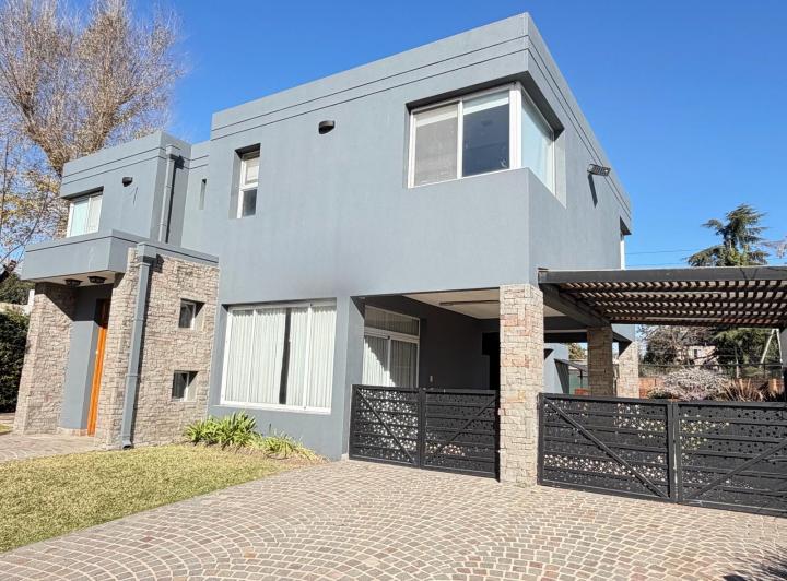 Casa · 242m² · 6 Ambientes · 3 Cocheras