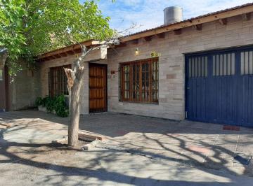 Casa de 5 ambientes, Guaymallén · Casa Apta Crédito con Tres Dorm., Triple Cochera, Jardín y Churrasquera – Guaymallén