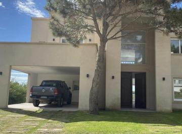Casa · 418m² · 6 Ambientes · Casa en Venta - 4 Dorm. 7 Baños - 486 m - Barrio Ecuestre