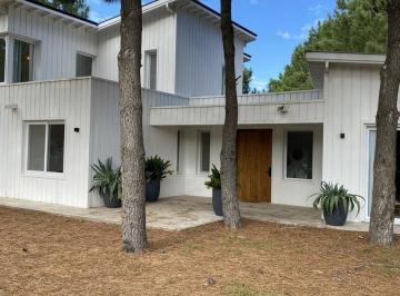 Casa · 314m² · 6 Ambientes · Casa en Venta - 5 Dorm. 6 Baños - 314 m - Maritimo III