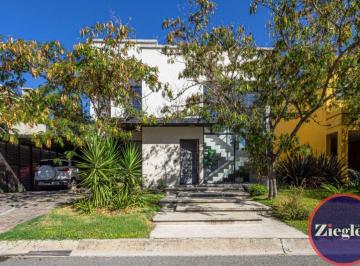 Casa de 6 ambientes, Pilar · Casa en Venta C/ Cochera en Las Orquídeas