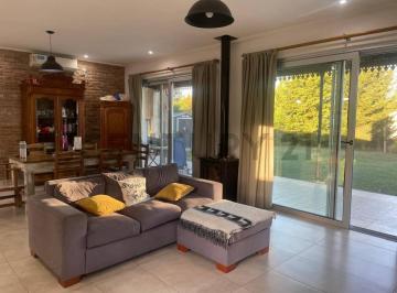 Casa · 122m² · 3 Ambientes · 4 Cocheras · Casa en Alquiler en Melchor Romero