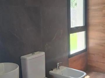 Casa · 220m² · 5 Ambientes · Casa en Venta - 3 Dorm. 4 Baños - Lagos de Canning