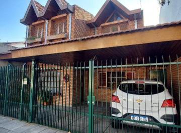 Casa · 230m² · 6 Ambientes · 1 Cochera · Casa en Venta de 6 Amb en San Martin B° San Andres