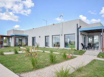 Casa · 170m² · 6 Ambientes · 2 Cocheras · Casa en Venta - 4 Dorm. 3 Baños - Cochera - 1.750 m² - Club de Campo El Mirador