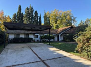 Casa de 5 ambientes, Pilar · Casa Clásica en Una Planta Sobre Doble Lote
