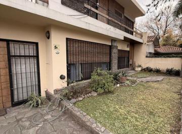 Casa de 6 ambientes, Hurlingham · Hermosa Casa. Hurlingham, 4 Habitaciones, 3 Baños y Consultorio con Entrada Independiente.5esquinas