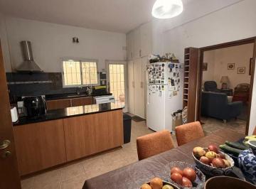 Casa de 6 ambientes, Hurlingham · Hermosa Casa. Hurlingham, 4 Habitaciones, 3 Baños y Consultorio con Entrada Independiente.5esquinas