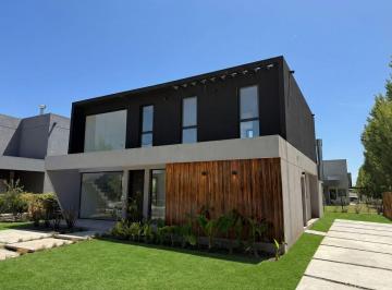 Casa de 5 ambientes, Pilar · Moderna Casa en Pilar Lagoon