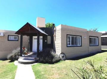 Casa de 6 ambientes, Villa Parque Siquiman · En Venta! Hermosa Casa de 3 Dorm. y Pileta, a 30 m de Ruta 38, Villa Parque Siquiman, Cba