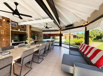 Casa · 258m² · 5 Ambientes · 2 Cocheras · Venta - Casa de Tres Dorm. con Quincho y Pileta. Roldan