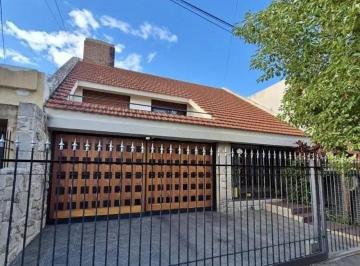 Casa · 356m² · 6 Ambientes · 2 Cocheras · Venta Casa en B° Maipu 4 Dorm C/pileta
