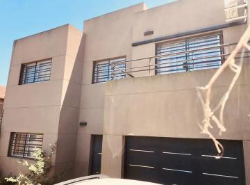 Casa · 150m² · 6 Ambientes · Casa en Venta - 3 Dorm. 4 Baños - Quilmes