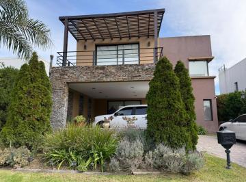 Casa · 230m² · 5 Ambientes · 5 Cocheras · Venta Casa 5 Ambientes de Categoría Full Amenities en Barrio Los Troncos