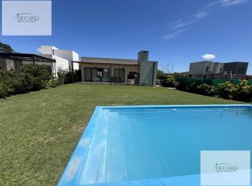 Casa · 140m² · 5 Ambientes · 5 Cocheras · Hermosa Casa Ubicada en Lote Central