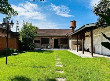 Casa · 154m² · 4 Ambientes · 1 Cochera · Venta Casa 4 Amb con Parque, Apto Credito, Burzaco.