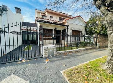 Casa · 180m² · 4 Ambientes · 2 Cocheras · Venta Casa 4 Amb Bernal con Pileta Jardin Cochera