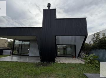 Casa · 110m² · 5 Ambientes · 4 Cocheras · Casa en Santa Elena
