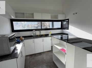 Casa · 110m² · 5 Ambientes · 4 Cocheras · Casa en Alquiler de 4 Ambientes en Santa Elena