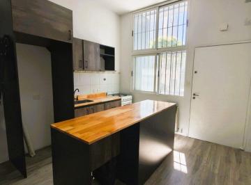PH · 43m² · 1 Ambiente · PH Monoambiente Al Frente con Patio Monte Castro