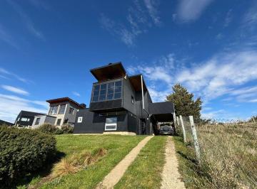 Casa · 130m² · 4 Ambientes · 1 Cochera · Moderna Casa, Altos del Pinar del Sol