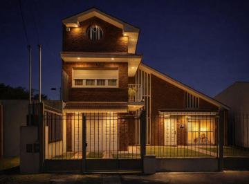 Casa · 303m² · 6 Ambientes · 1 Cochera · Venta Casa 6 Ambientes con Parque y Quincho