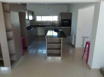 Casa · 275m² · 3 Ambientes · 2 Cocheras · Venta de Casa de Nivel Zona Residencial Exclusiva