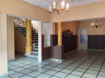 Casa · 201m² · 8 Ambientes · 1 Cochera · Casona en Venta en El Centro de Tarariras Colonia