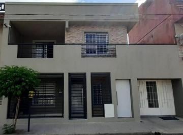 Casa · 156m² · 4 Ambientes · 1 Cochera · Casa Multifamiliar en Venta en Lomas Apto Cred