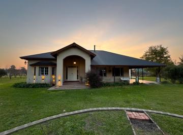Quinta vacacional · 200m² · 4 Ambientes · 1 Cochera · Espectacular Quinta en Mercedes