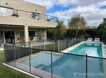 Casa · 166m² · 4 Ambientes · 6 Cocheras · Excelente Casa, Lote Interno, 3 Dorm., Escritorio o Dependencias. Pileta Climatizada.