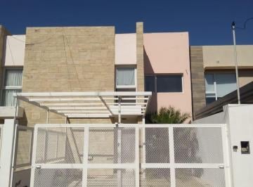 PH · 90m² · 4 Ambientes · 1 Cochera · PH en Terrazas Neuquén