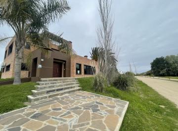 Casa · 296m² · 6 Ambientes · 1 Cochera · Magnífica Propiedad en Real de San Carlos Village